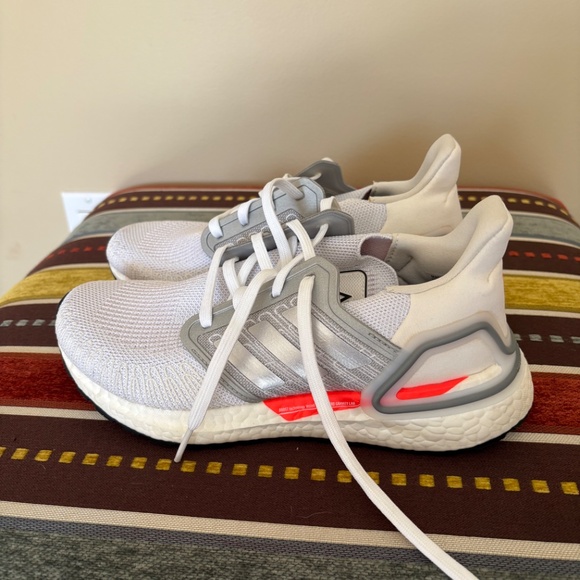 Women’s Adidas size 6 1/2 sneaker - Picture 3 of 3